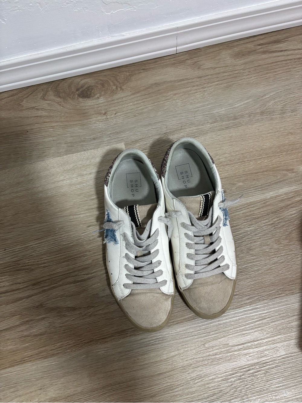 ShuShop White & Beige Women's Lace-Up Sneakers with Blue Star